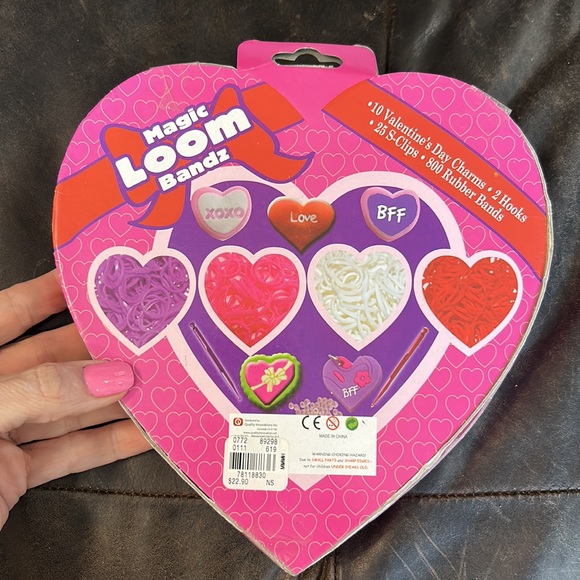 Magic Loom Bandz made for Valentines Day w charms in charming heart box. NIB - Picture 5 of 7